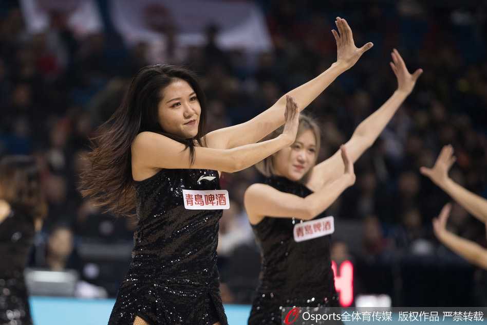 南京同曦加时苦战燃爆青奥,篮球宝贝热舞绽放赛场万种风情 一位皮肤白皙的宝贝回眸凝视,她的眼神清澈而坚定,仿佛在告诉观众,赛场上的美丽同样需要汗水的浇灌。