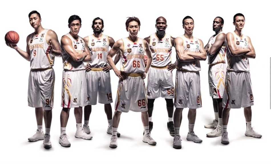 南京同曦大圣启新程 群英荟聚紫金山下 大唐内线擎天柱,镇守篮下气定神闲,身披战袍目光如炬。