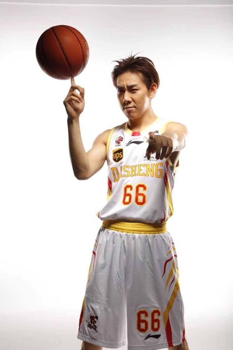 南京同曦大圣启新程 群英荟聚紫金山下 乔文瀚侧身凝视篮筐,射手本色尽显,仿佛下一秒就要百步穿杨。