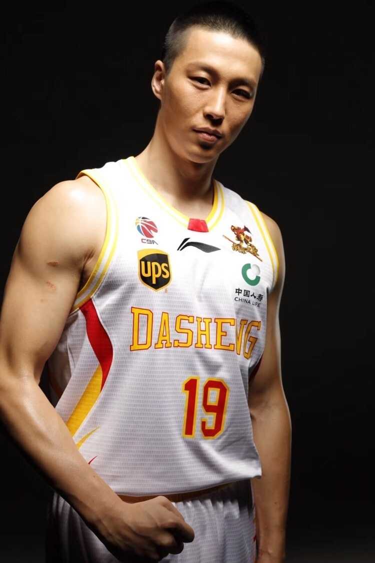 南京同曦大圣启新程 群英荟聚紫金山下 队长冯欣指挥若定,运球姿势娴熟自信,领袖气质彰显无遗。