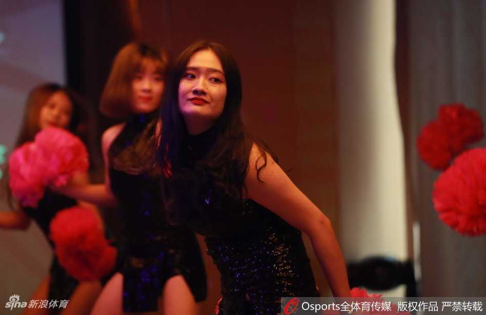 发布会上，身穿制服的啦啦队宝贝们一字排开，她们微笑着向镜头挥手，与台下的球员和嘉宾共同见证同曦男篮开启新赛季的重要时刻。