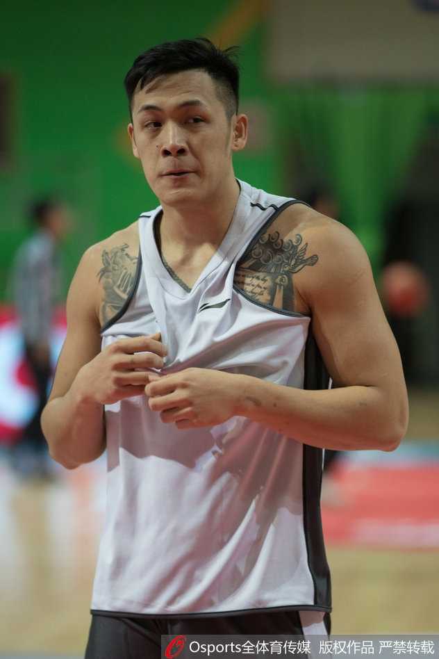 南京同曦新赛季蓄势待发 宝岛尖刀周仪翔纹身抢镜 周仪翔在训练中目光如炬,手臂的图腾纹身在汗水映衬下更显霸气,仿佛一头蓄势待发的猛兽