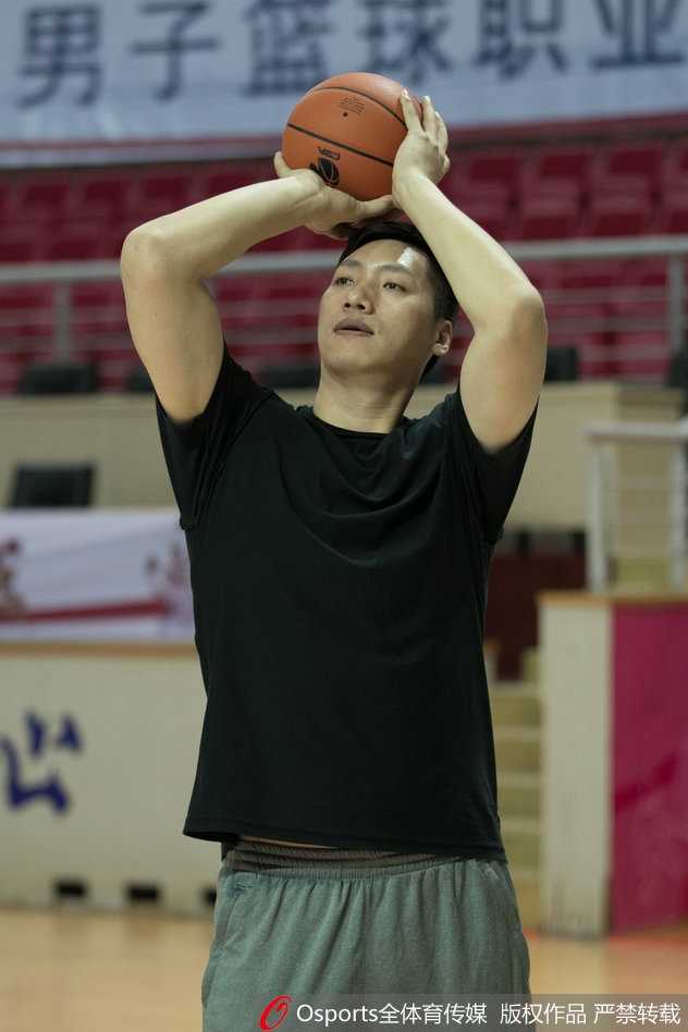 南京同曦新赛季蓄势待发 宝岛尖刀周仪翔纹身抢镜 训练场上,周仪翔肌肉线条分明,手臂纹身在运动中仿佛活了过来,展现出台版詹姆斯的强悍球风