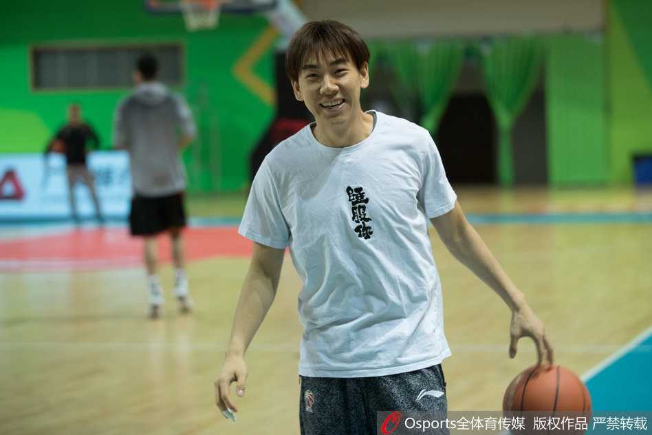 南京同曦新赛季蓄势待发 宝岛尖刀周仪翔纹身抢镜 周仪翔运球穿越防守,身上的每一处纹身都在诉说着他对篮球的热爱与执着,线条充满力量感