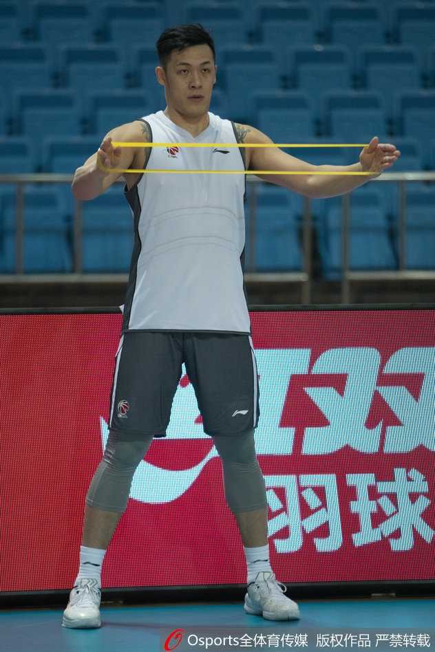 南京同曦新赛季蓄势待发 宝岛尖刀周仪翔纹身抢镜 周仪翔罚球线附近专注投篮,手臂纹身随肌肉紧绷而凸显,每一道线条都记录着他的篮球故事