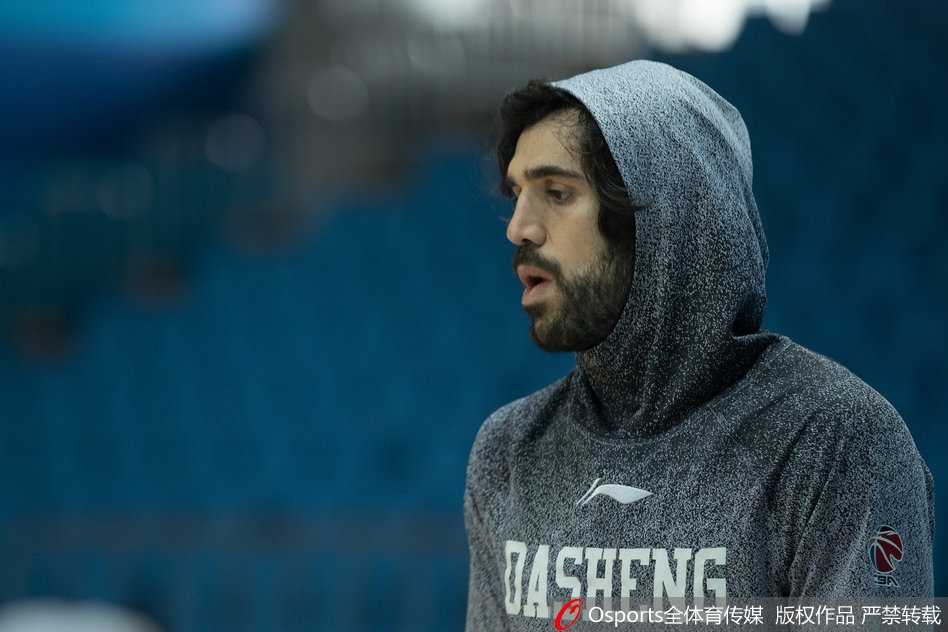 南京同曦新赛季蓄势待发 宝岛尖刀周仪翔纹身抢镜 训练结束后的周仪翔,霸气纹身依然醒目,汗水浸透的战袍见证了他为CBA新赛季付出的每一分努力