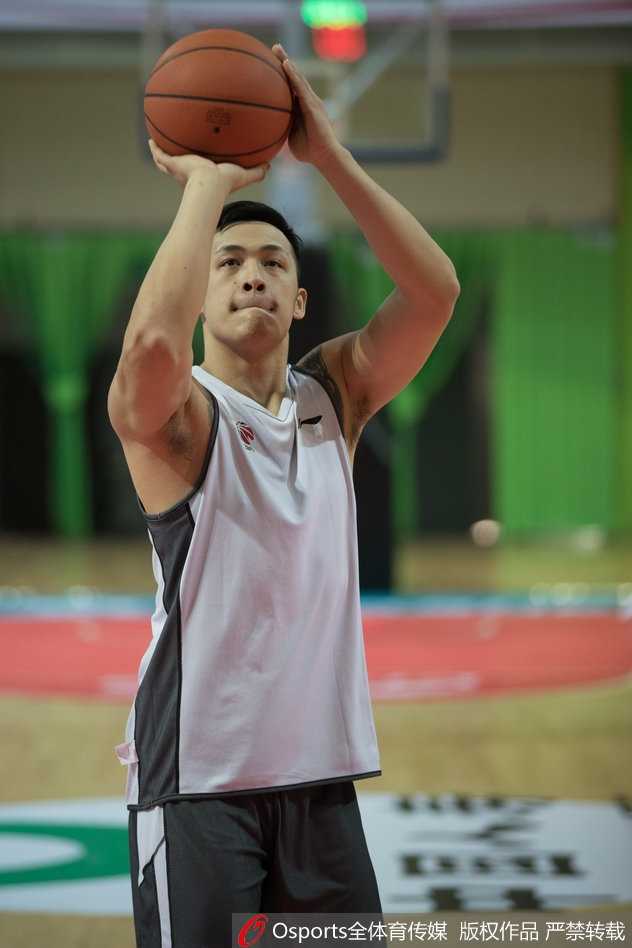 南京同曦新赛季蓄势待发 宝岛尖刀周仪翔纹身抢镜 周仪翔训练间隙拉起球衣擦汗,露出结实的腹肌和若隐若现的纹身,眼神中透露出对胜利的渴望