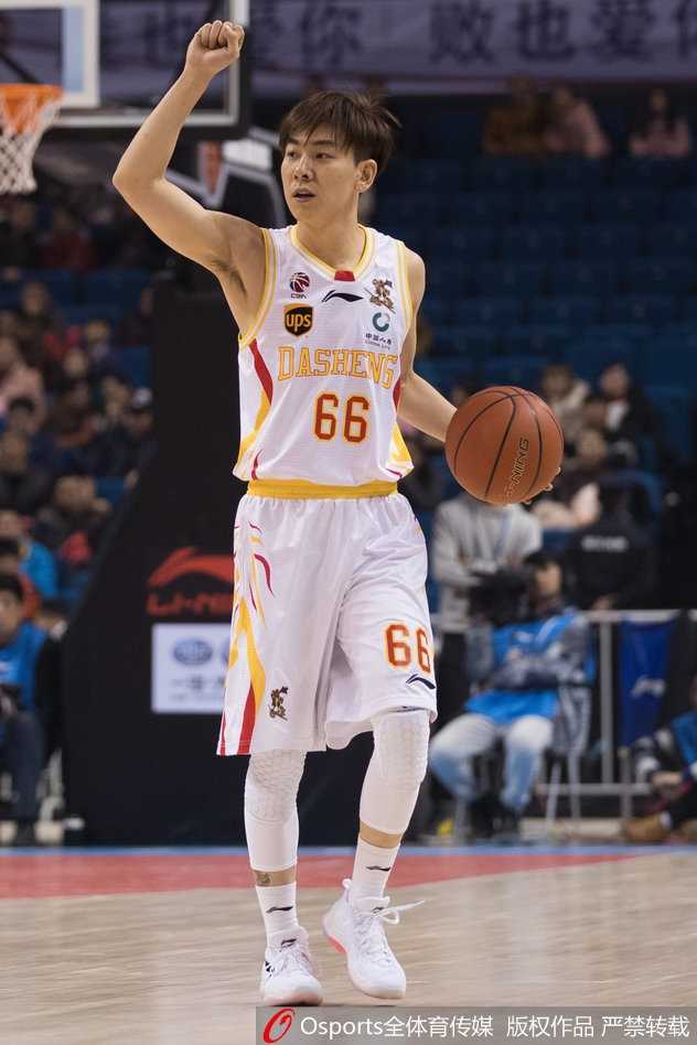 南京新主场首秀演加时好戏,希克森统治比赛力克福建 同曦队外援希克森在福建队多人包夹下依然强势起跳,以一记势大力沉的单手劈扣震撼全场