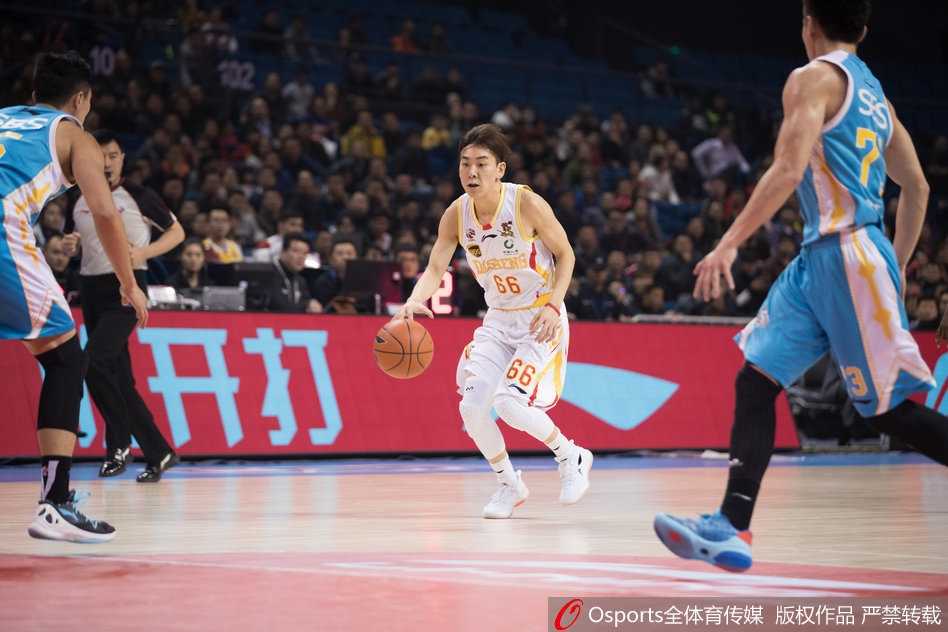 南京新主场首秀演加时好戏,希克森统治比赛力克福建 南京同曦队教练组在比赛暂停期间紧张布置战术,替补球员们聚精会神地聆听,准备随时登场