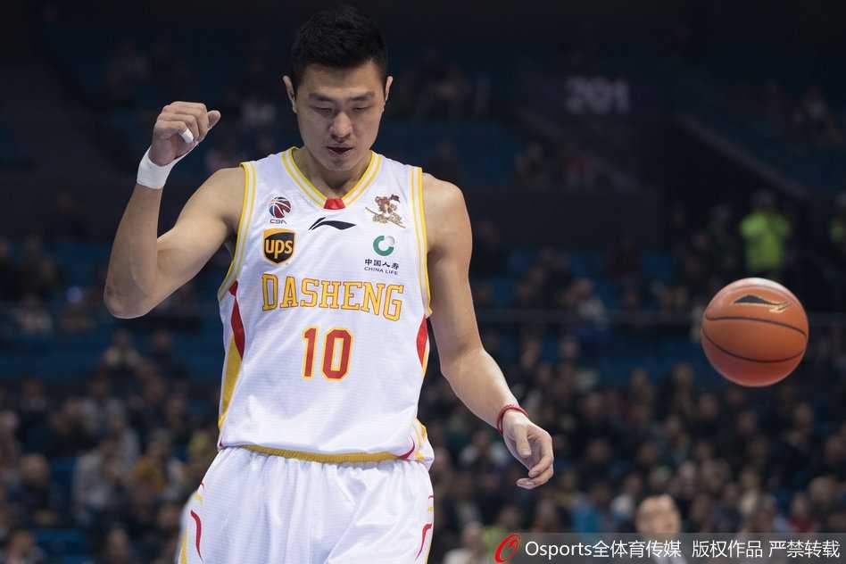 南京新主场首秀演加时好戏,希克森统治比赛力克福建 同曦队球员巴赫拉米运球推进,他眼神坚定地观察队友跑位,准备组织关键的加时赛进攻