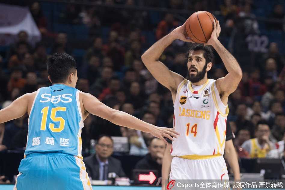 南京新主场首秀演加时好戏,希克森统治比赛力克福建 福建队球员突破上篮瞬间,他与同曦队防守球员在空中激烈对抗,展现了篮球运动的力与美