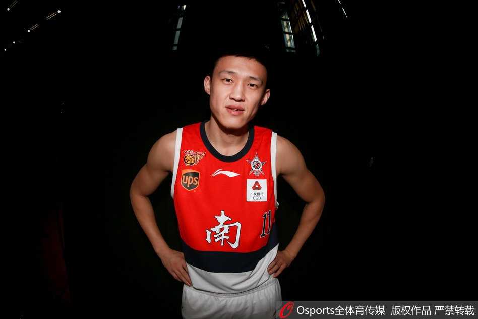 南区星光耀鹏城:重温全明星赛的创意与荣耀 吴前的俊朗侧颜与沉思姿态,浙江后卫用灵气书写青春,西装造型下藏着一颗大心脏