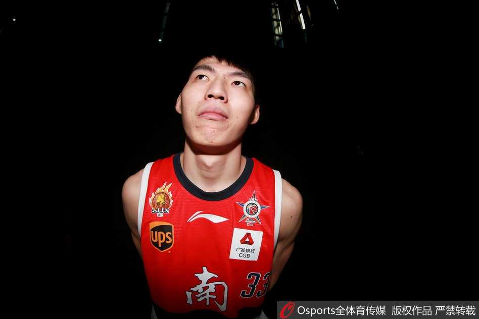 南区星光耀鹏城:重温全明星赛的创意与荣耀 易建联领衔南区的霸气凝视,西装革履下隐藏着内线统治力,眼神如炬仿佛在望向远处的MVP奖杯