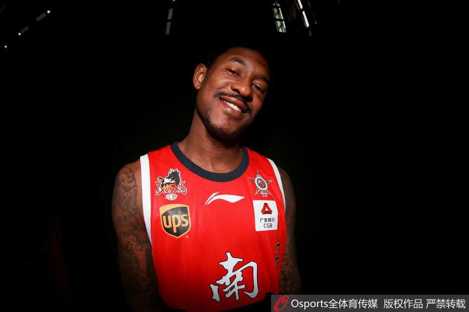 南区星光耀鹏城:重温全明星赛的创意与荣耀 顾全的儒将风采,身穿灰色西装单手插兜,面带微笑却暗藏射手本能,等待在三分线外一击致命