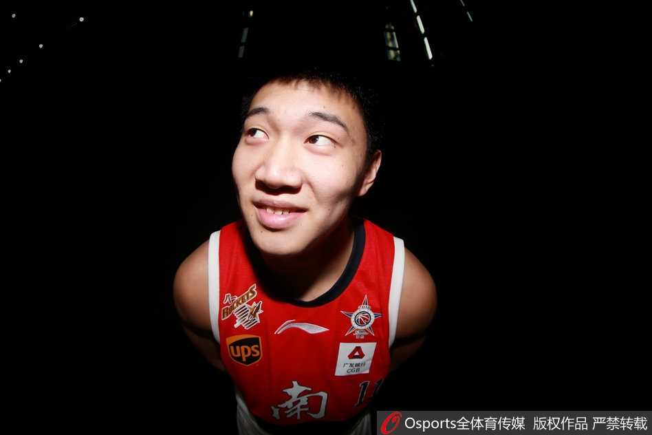 南区星光耀鹏城:重温全明星赛的创意与荣耀 南区群星的正装全家福,球员们排排坐展现搞怪手势,背景的篮球元素凸显这是一场属于篮球的嘉年华