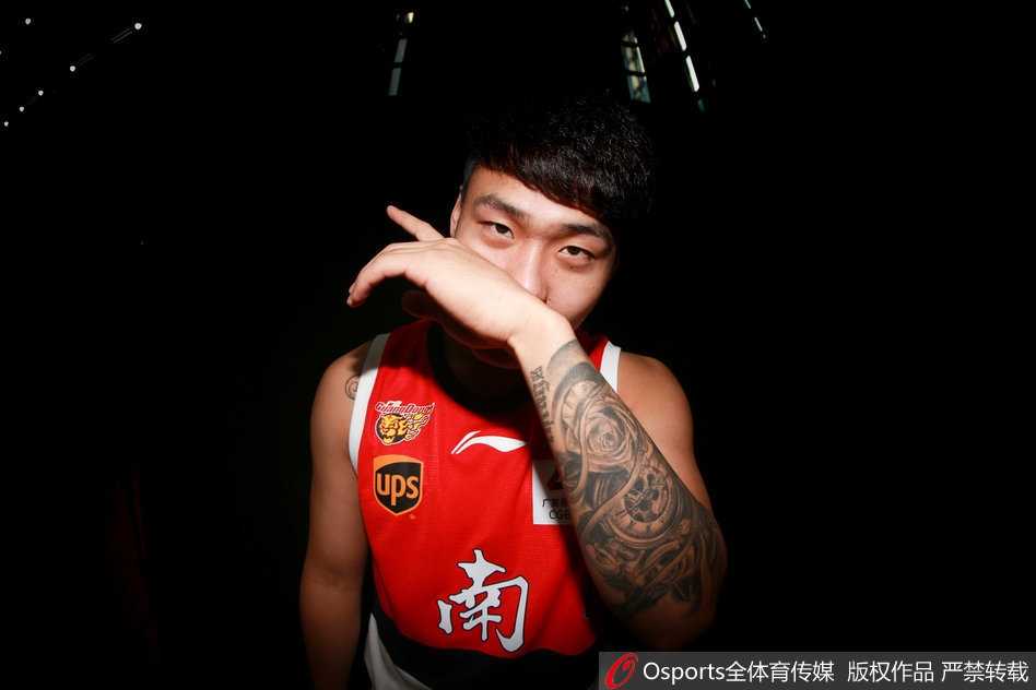 南区星光耀鹏城:重温全明星赛的创意与荣耀 易建联手捧MVP奖杯的荣耀时刻,身后是南区队友的簇拥与漫天的金色彩带,定格了2018全明星赛的巅峰瞬间