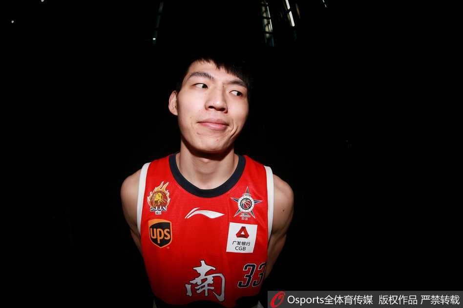 南区星光耀鹏城:重温全明星赛的创意与荣耀 赵睿与周鹏的将帅组合,年轻新星与老队长的眼神交流,传递着广东男篮的传承与默契