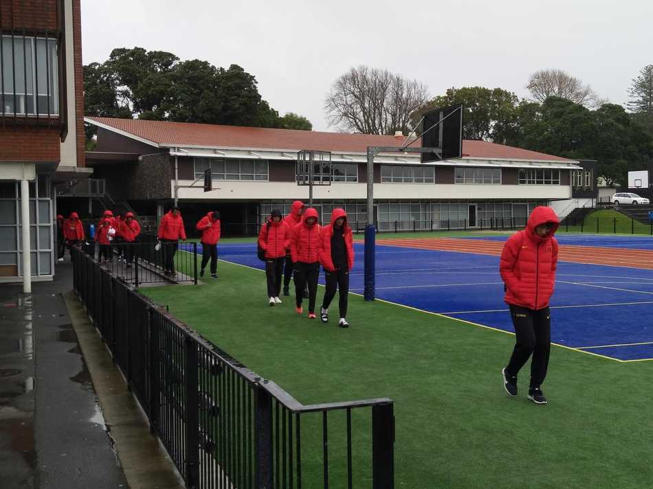 南半球的寒冬热练 中国男篮蓝队新西兰拉练穿上棉衣 训练间隙,几名球员裹紧棉服凑在一起讨论战术,寒风中彼此靠近的身影,传递着队友间的温暖与信任。
