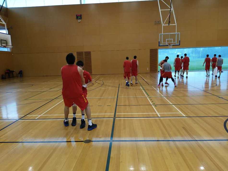 南半球的寒冬热练 中国男篮蓝队新西兰拉练穿上棉衣 场上激战正酣,身穿棉服坐在场边待命的替补球员神情紧张,厚厚的冬衣包裹着他们蓄势待发的身体,随时准备登场贡献力量。