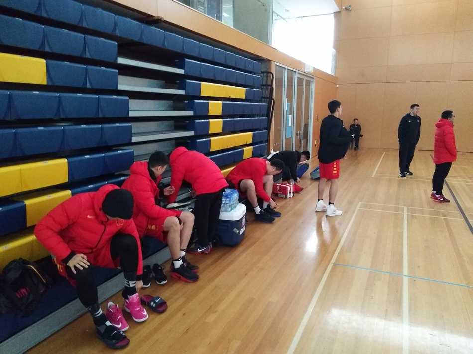 南半球的寒冬热练 中国男篮蓝队新西兰拉练穿上棉衣 训练结束后,大汗淋漓的球员披上厚实的棉衣准备离场,通红的脸颊与冒着热气的头顶,见证了这一堂在寒冬里的高强度训练课。