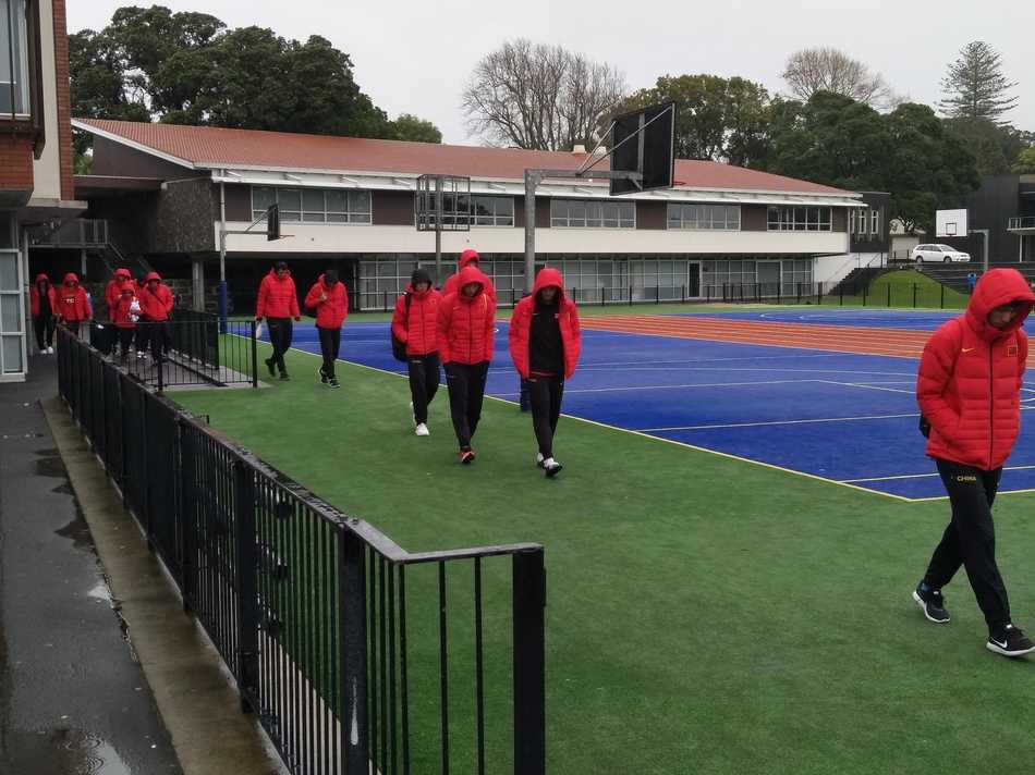 南半球的寒冬热练 中国男篮蓝队新西兰拉练穿上棉衣 湿冷的空气中,身穿长款黑色棉服的男篮队员们在场边集结,呼出的白气与专注的眼神,构成了冬日训练场上最火热的画面。