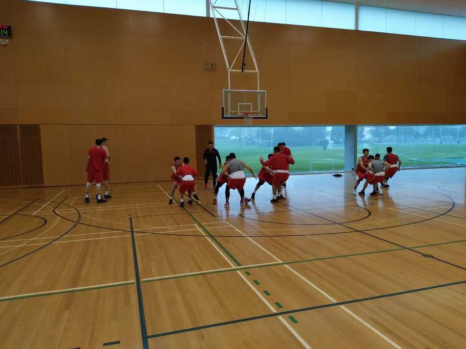 南半球的寒冬热练 中国男篮蓝队新西兰拉练穿上棉衣 回酒店的大巴上,疲惫的球员将棉服盖在身上沉沉睡去,窗外新西兰的冬日街景飞速掠过,这段穿着棉衣奋斗的记忆已深深印在每个人心中。