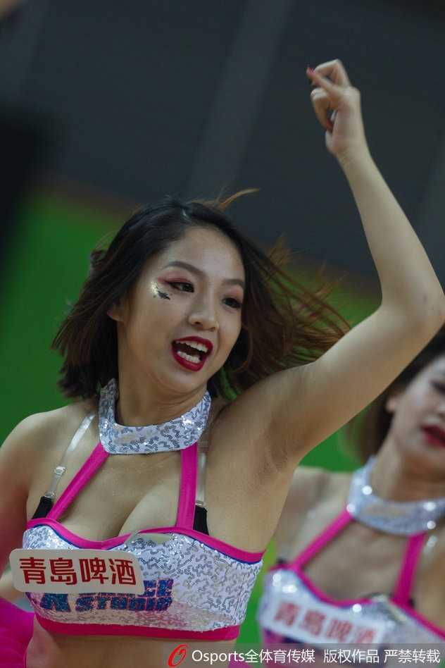 南征北战,热舞燃情:篮球宝贝演绎赛场别样风景 这位领舞的宝贝眼神坚定而有力,手中的花球随着快速的舞步在空中划出银色弧线,将现场DJ激燃的音乐具象化在了人们眼前。