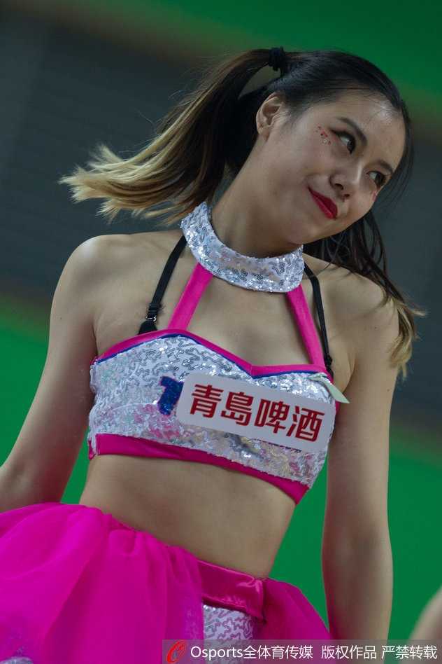 南征北战,热舞燃情:篮球宝贝演绎赛场别样风景 赛后,所有篮球宝贝聚集在场地中央开心地跳跃起来,裙摆飞扬间,是她们对篮球运动最纯粹的热爱,也为这个激烈的比赛之夜画上了一个圆满的句号。