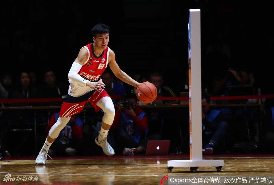 南粤双星闪耀全明星 胡明轩于德豪会师技巧赛巅峰对决 于德豪持球加速,肌肉线条紧绷,每一次拍球都充满了主场作战的坚决与力量