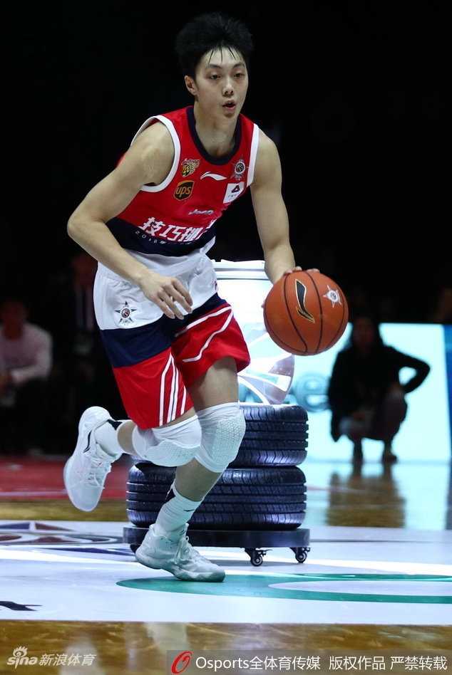 南粤双星闪耀全明星 胡明轩于德豪会师技巧赛巅峰对决 胡明轩眼神专注,在技巧赛障碍间灵巧穿行,宛如球场上的灵动舞者