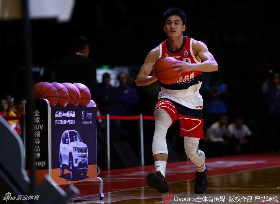 南粤双星闪耀全明星 胡明轩于德豪会师技巧赛巅峰对决 赛后于德豪捧起技巧赛冠军奖杯,汗水未干笑容灿烂,这是属于他的荣耀时刻