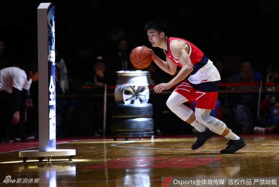 南粤双星闪耀全明星 胡明轩于德豪会师技巧赛巅峰对决 晋级瞬间,胡明轩与于德豪面带微笑相互致意,英雄相惜的情谊在空气中流淌