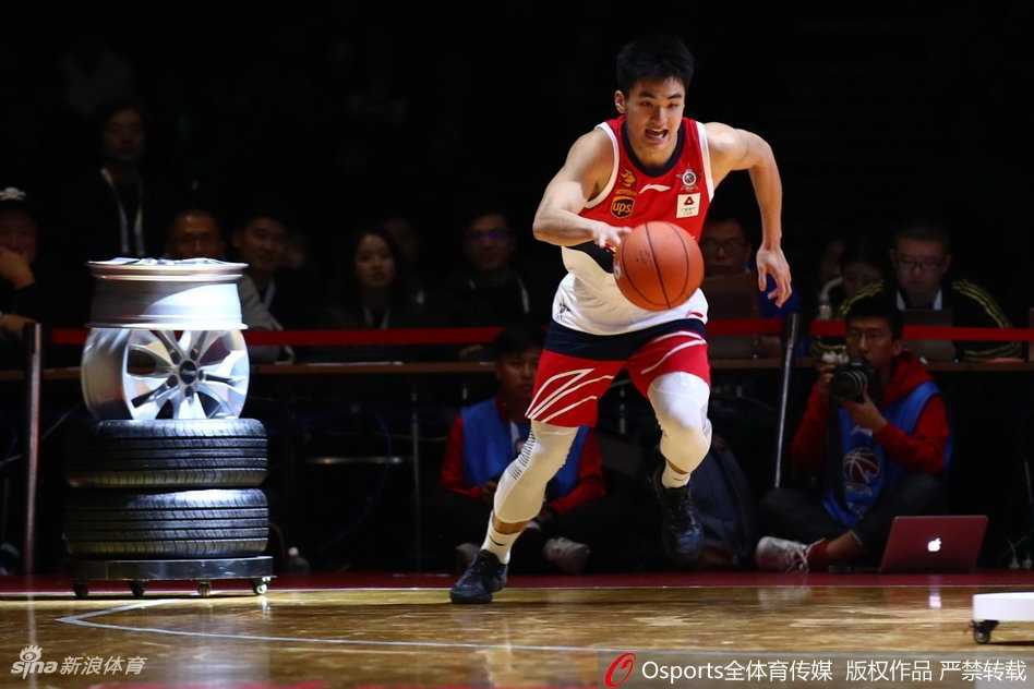 南粤双星闪耀全明星 胡明轩于德豪会师技巧赛巅峰对决 于德豪在击地传球瞬间,目光如炬,皮球反弹后精准飞向目标篮筐,展现扎实基本功