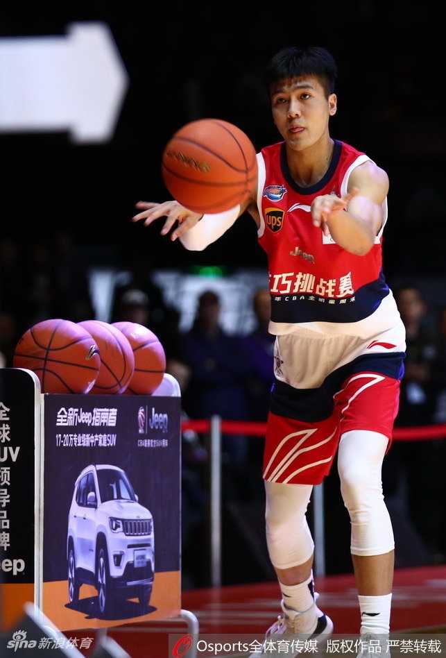 南粤双星闪耀全明星 胡明轩于德豪会师技巧赛巅峰对决 胡明轩在三分线外从容跳投,篮球在空中划出优美弧线,时间仿佛在此刻凝固