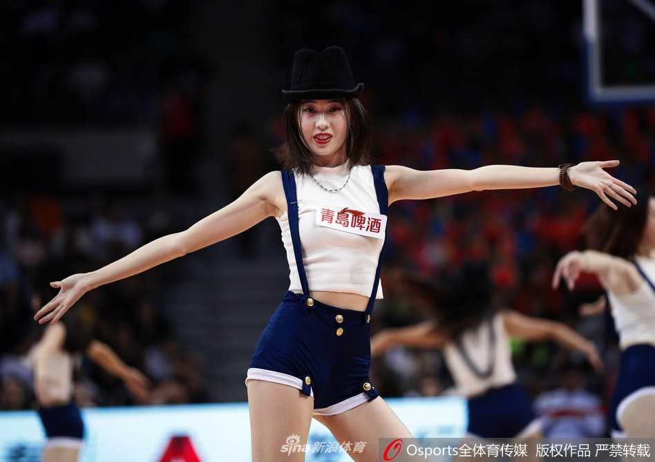 南粤德比场边俏佳人:广东宏远篮球宝贝点燃东莞主场 表演结束时,篮球宝贝们向四周观众鞠躬致意,领舞的姑娘脸上挂着汗珠却依然保持微笑,吊带短裤的俏丽打扮与身后巨大的广东宏远队徽交相辉映,定格了这个夜晚的美好瞬间。