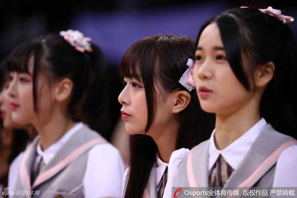 南粤德比燃战火,GNZ48活力助阵掀狂潮 灯光变换,少女们的身影在光影交错中更显灵动,她们仿佛是从二次元走出的篮球宝贝,用最甜美的微笑融化着每一位观众的心。