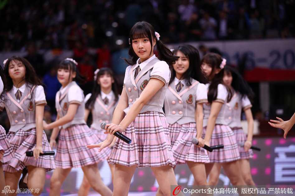 南粤德比燃战火,GNZ48活力助阵掀狂潮 伴随着强劲的音乐鼓点,GNZ48的成员们动作整齐划一,尽情释放着属于少女偶像的蓬勃朝气,让热血沸腾的篮球场也多了一丝柔情。