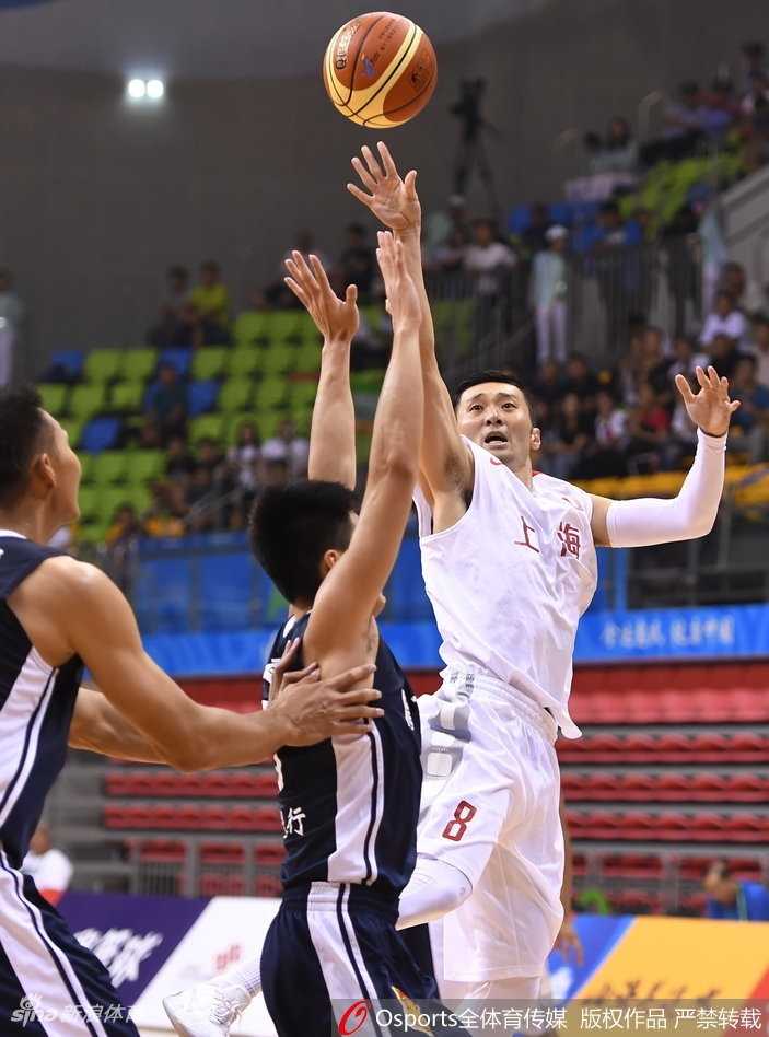 南粤捍卫荣誉 沪上青年军虽败犹荣 老将刘炜沉着地控球过半场,面对年轻后卫的贴身紧逼,他用经验卡住身位,正欲送出手术刀般的精准传球。