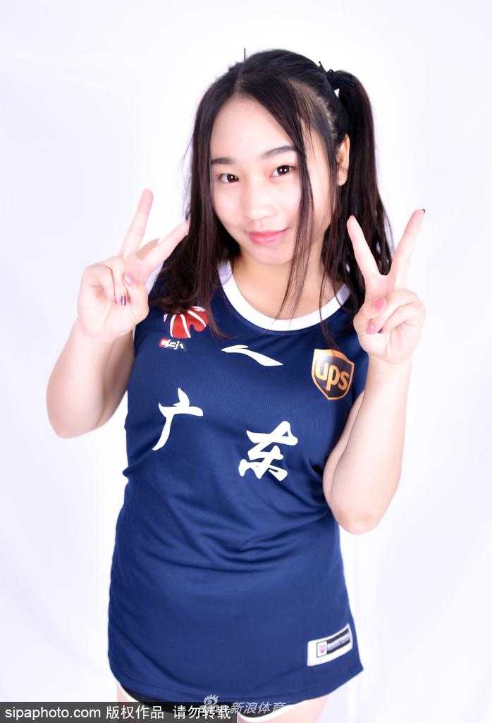 南粤热舞,倾力助威:广东男篮与他的篮球宝贝们 一位篮球宝贝的特写镜头,她眼神坚定,面带微笑,展现出为球队助威的十足信心和热情。