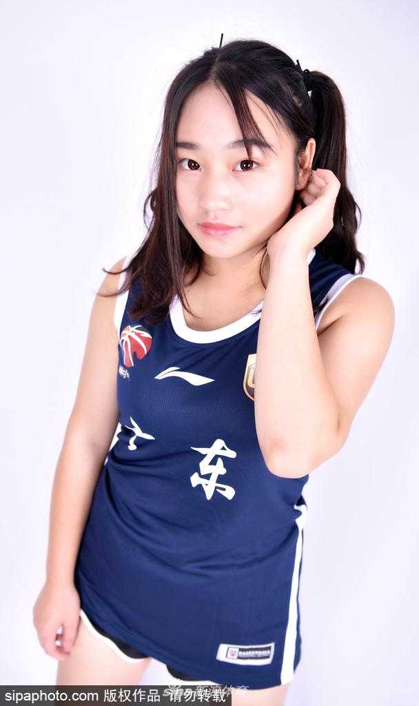 南粤热舞,倾力助威:广东男篮与他的篮球宝贝们 姑娘们使用彩带作为道具进行表演,彩带在空中划出优美弧线,与她们灵动的身姿相得益彰。