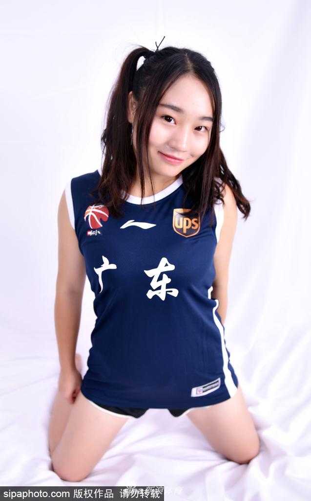 南粤热舞,倾力助威:广东男篮与他的篮球宝贝们 全体篮球宝贝的大合影,她们围绕着球队的旗帜,笑容灿烂,展现出团结一心为广东男篮助威的决心。