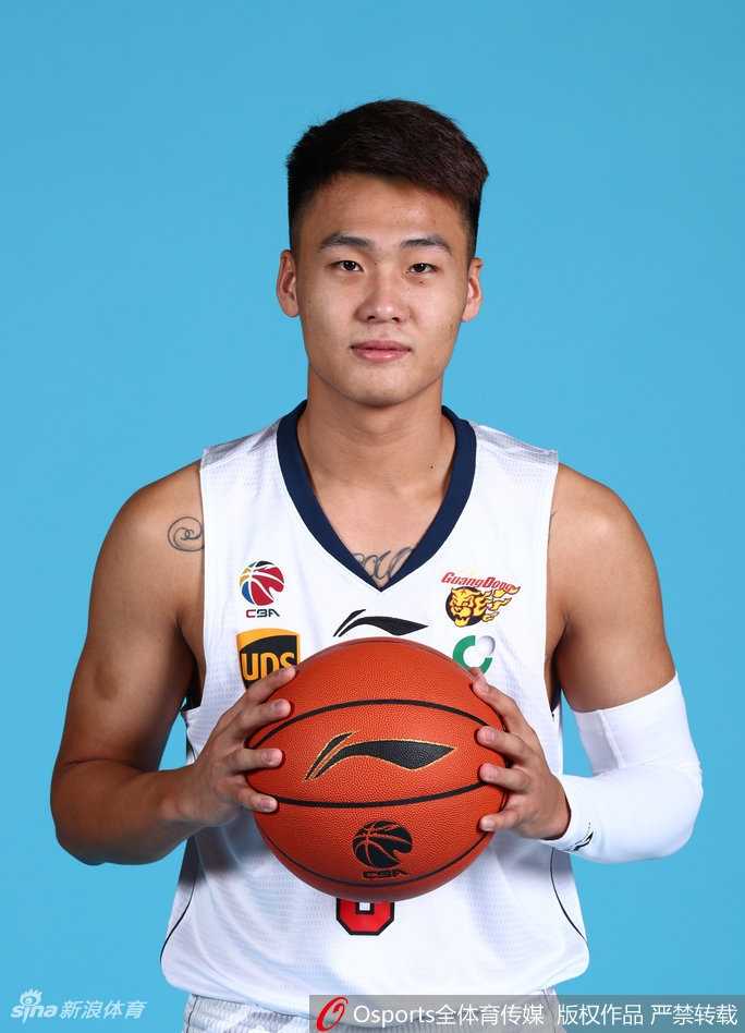 南粤烽火聚鹏城,易建联赵睿领衔群星闪耀2018全明星周末 三分神射手弗雷戴特手持篮球目光如炬,他精准的投篮将成为南区队打破僵局的关键。