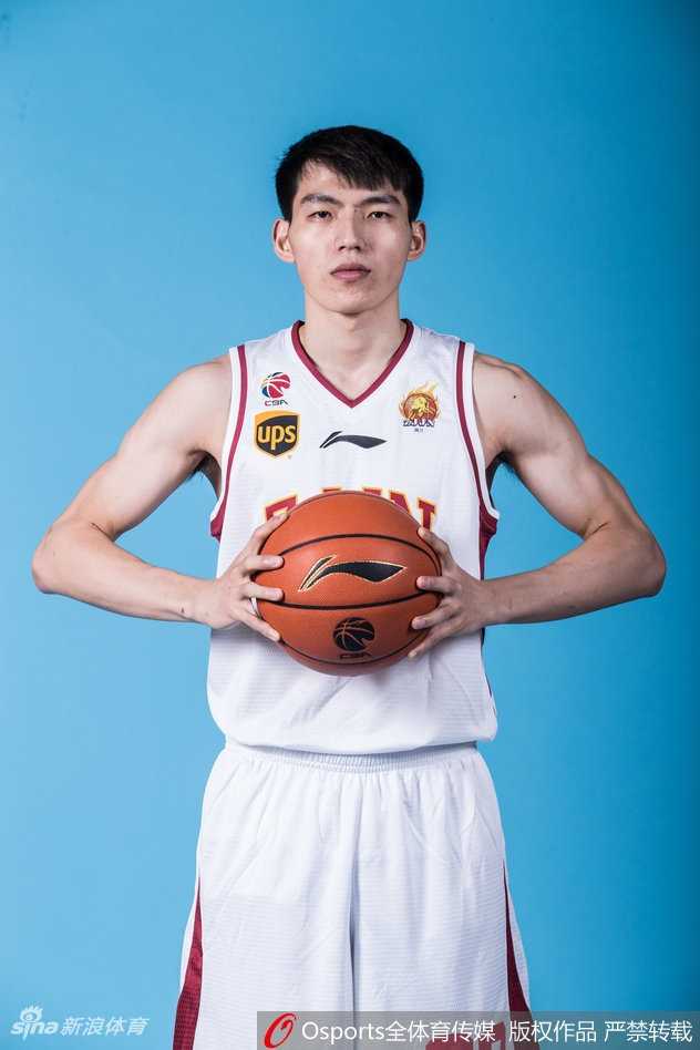 南粤烽火聚鹏城,易建联赵睿领衔群星闪耀2018全明星周末 大学生球员张健豪飞跃三名同伴单手劈扣,这一惊世骇俗的扣篮为他赢得了满分。