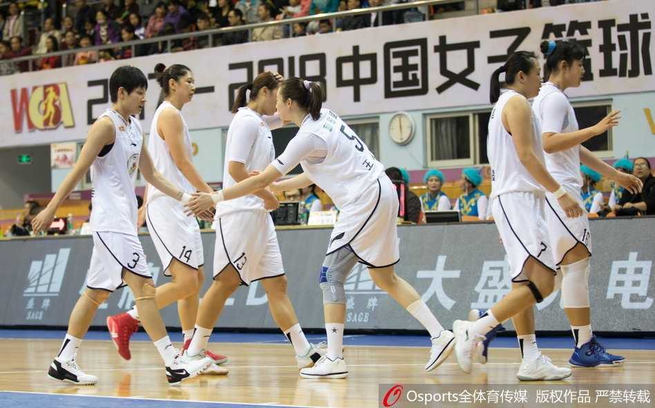 南粤玫瑰主场绽蕾:广东女篮击退新疆豪取关键胜利 广东队核心后卫杨力维运球急速推进,面对新疆队的贴身紧逼,她身形灵动如同一道闪电,巧妙地摆脱防守,准备组织下一轮攻势。