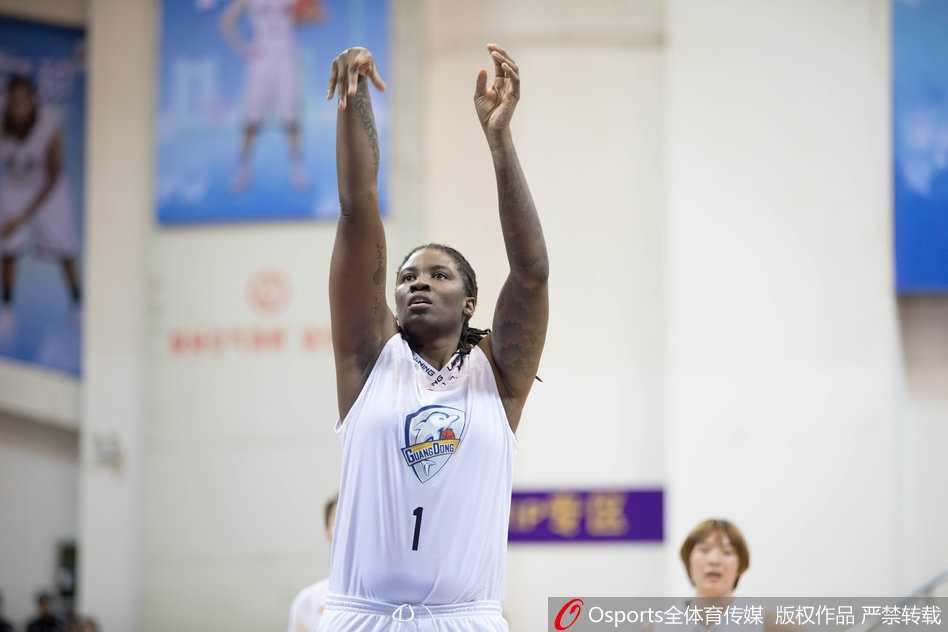 南粤玫瑰主场绽蕾:广东女篮击退新疆豪取关键胜利 广东女篮主教练在场边激情指挥,他张大了嘴巴,双手比划着战术手势,神情专注而严肃,试图通过呐喊稳住场上的局面。