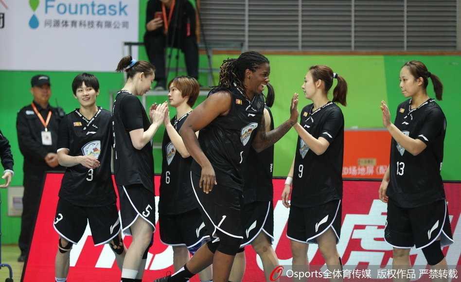 裁判员中圈抛球瞬间，双方中锋如弹簧般跃起，指尖几乎同时触球，一场关于地心引力的争夺就此展开。