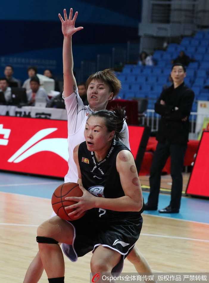 篮下一片混乱，江苏与广东的姑娘们为了球权人仰马翻，皮球在地上蹦跳，数双手臂交织在一起，拼劲在每一个毛孔中迸发。