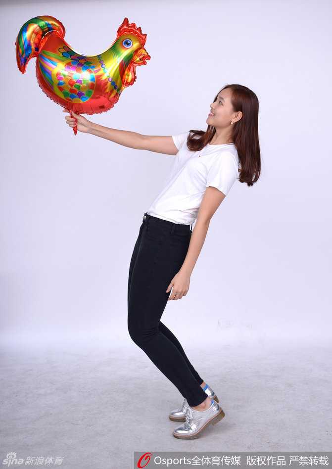 南粤玫瑰绽放新春 广东女篮全运夺冠铸就辉煌 后场双枪沈怡和杨雅惠手持中国结,展现出后卫线特有的灵动与睿智。她们是球队运转的大脑,虽不像中锋那样抢眼,却用一次次精准的传球梳理着球队的进攻节奏,是南粤玫瑰绽放幕后不可或缺的绿叶。