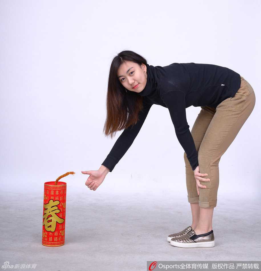 南粤玫瑰绽放新春 广东女篮全运夺冠铸就辉煌 全体队员在镜头前定格下这辞旧迎新的珍贵瞬间。从初出茅庐的新星到功勋卓著的老将,每个人的脸上都洋溢着对未来的憧憬。这张合影不仅记录了2017年的新春,更见证了一支未来霸主在此刻的蓄力与团结。