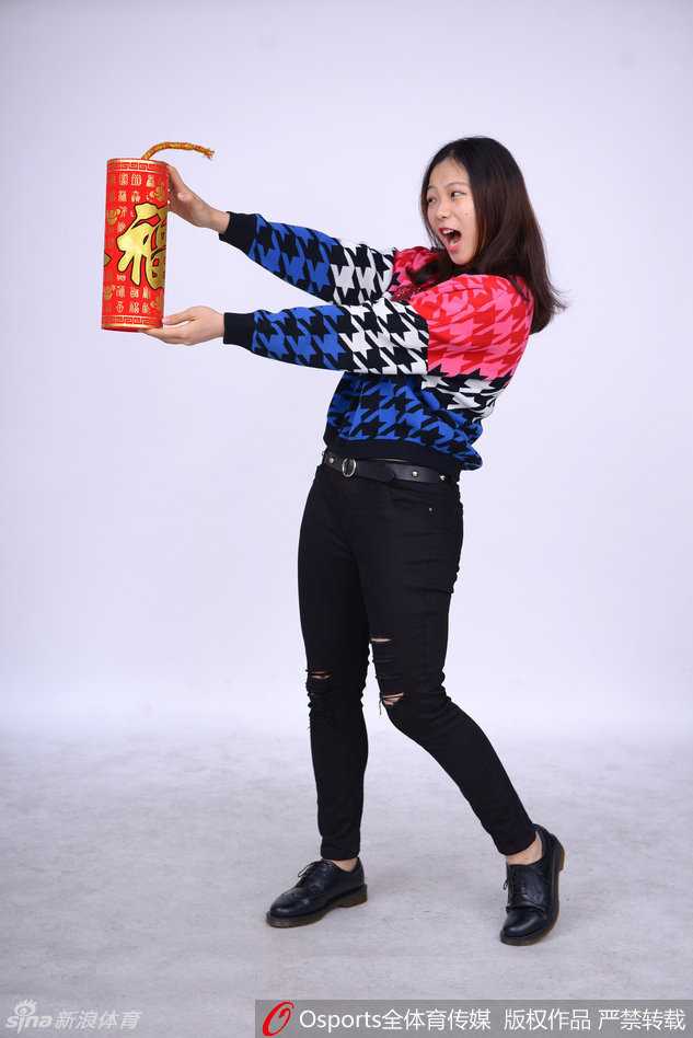 南粤玫瑰绽放新春 广东女篮全运夺冠铸就辉煌 陈丽宇与队友们亲密地靠在一起,手中的福字和对联透出浓浓的年味。她们的眼神清澈而坚定,仿佛在透过镜头向所有支持者传递一个信息:这支年轻的广东女篮,未来可期。